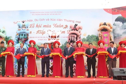 Cắt băng khai mạc Tuần Văn hóa, Du lịch và Xúc tiến thương mại.