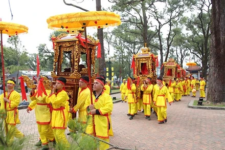 Đoàn Lễ rước nước xuất phát từ sân chùa Côn Sơn.