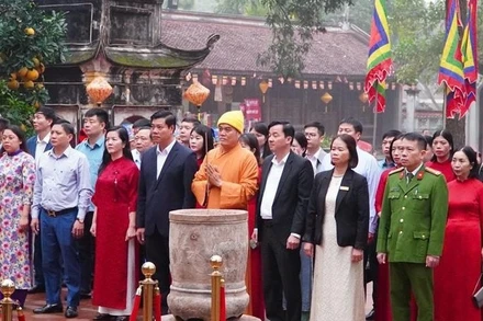 Ban tổ chức Lễ hội mùa Xuân Côn Sơn-Kiếp Bạc dâng hương tại chùa Côn Sơn.