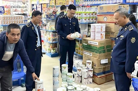 Lực lượng quản lý thị trường kiểm tra, giám sát hoạt động kinh doanh sữa.