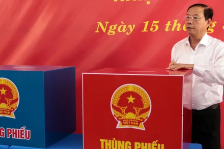 Đồng chí Nguyễn Văn Thọ kiểm tra một điểm bầu cử ở xã Long Hải, Thành phố Hồ Chí Minh. 