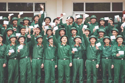 Chiến sĩ mới Trung đội 14, Đại đội 15 (Tiểu đoàn 4, Lữ đoàn 144, Bộ Tổng Tham mưu) hân hoan cầm trên tay phiếu cử tri ở đơn vị mới. (Ảnh: QUANG PHONG)