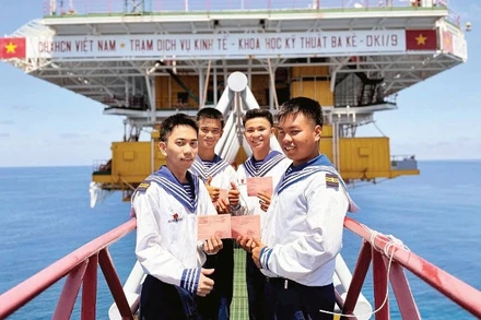 Niềm vui của những chiến sĩ của nhà giàn DK1/9 lần đầu tham gia bầu cử đại biểu Quốc hội và đại biểu Hội đồng nhân dân các cấp.