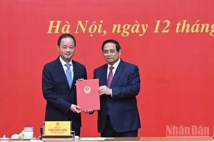 Thủ tướng Phạm Minh Chính trao Quyết định cho đồng chí Trần Hồng Thái giữ chức Chủ tịch Viện Hàn lâm Khoa học và Công nghệ Việt Nam.