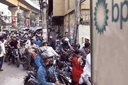 Người dân Bangladesh xếp hàng mua xăng do lo ngại giá tăng mạnh.