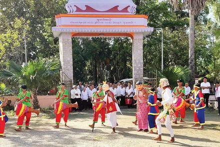 Biểu diễn múa trống Chhay-dăm - một loại hình nghệ thuật dân gian đặc sắc của người Khmer tại An Giang, một điểm nhấn thu hút khách du lịch tìm đến nơi đây. (Ảnh: PHONG ĐIỆP)