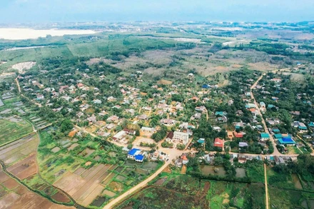 Xã Vĩnh Hoàng có vị trí chiến lược quan trọng nằm về phía đông bắc của huyện Vĩnh Linh cũ, vừa có biển vừa có rừng.