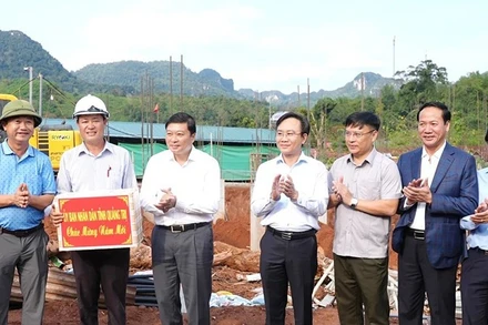 Chủ tịch Ủy ban nhân dân tỉnh Quảng Trị Lê Hồng Vinh (thứ 5 bên phải sang) thăm động viên đơn vị thi công dự án Trường nội trú tiểu học và trung học cơ sở Thượng Trạch. 