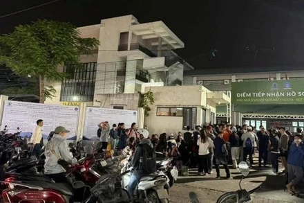 Người dân thức trọn đêm để xếp hàng nộp hồ sơ mua nhà ở xã hội tại Khu đô thị mới Kim Chung, xã Thiên Lộc, Hà Nội. Ảnh: Diên Khánh