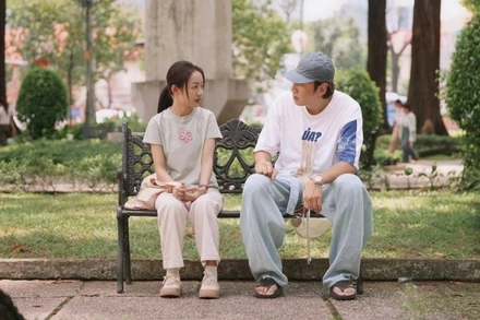 Theo chân hai nhân vật chính do Hoàng Hà và Lee Kwang Soo đóng, phim Tay anh giữ một vì sao giới thiệu nhiều địa điểm du lịch của Thành phố Hồ Chí Minh và Đà Lạt.