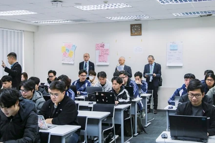 Đoàn chuyên gia của Hiệp hội Kiểm định các Trường đại học Nhật Bản kiểm định chất lượng tại Trường đại học Việt Nhật. (Ảnh VJU)