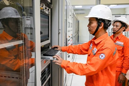 Kiểm tra thông số thiết bị điện tại trạm biến áp. (Ảnh Thành Đạt)