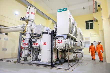 Công nhân EVNHANOI kiểm tra vận hành Hệ thống thiết bị đóng cắt hợp bộ. Ảnh: Thành Đạt