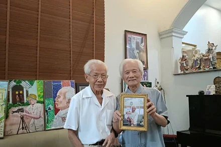 GS Hồ Ngọc Đại và nhà giáo Nguyễn Trung Chính (bên phải) - hai người thầy tóc bạc vẫn hết lòng hướng về trẻ thơ.