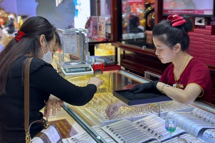 Giá vàng ở thị trường trong nước, sau giai đoạn “sóng tăng” mạnh đã lao dốc bất thường khiến nhiều nhà đầu tư mua vàng ở đỉnh đang phải chịu khoản lỗ nặng nề. (Ảnh: Minh Phương) 