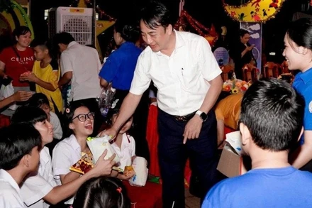 Đồng chí Đỗ Minh Trung, Bí thư Đảng ủy phường An Lộc tặng quà cho các cháu thiếu nhi.