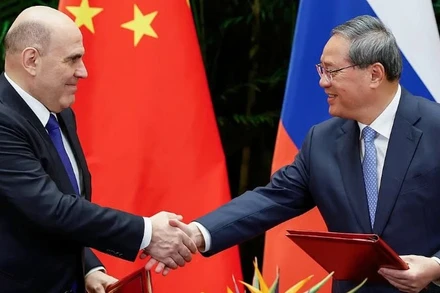 Thủ tướng Nga Mikhail Mishustin (trái) và Thủ tướng Trung Quốc Lý Cường. 