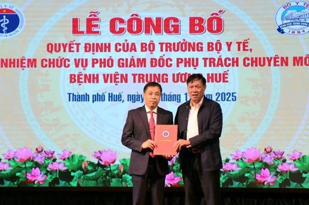 Thứ trưởng Y tế Đỗ Xuân Tuyên trao quyết định cho Tiến sĩ, Bác sĩ Hồ Văn Linh.