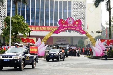 Các lực lượng đồng loạt ra quân trên những tuyến đường chính trung tâm thành phố Huế.