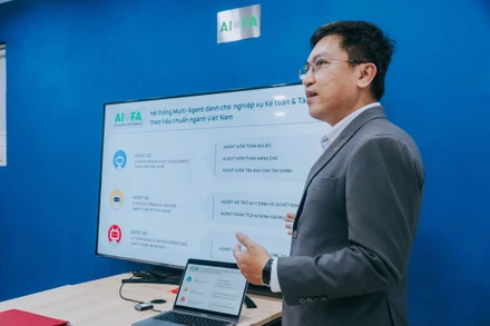 Ông Trịnh Hồng Khánh - Chủ tịch Hội đồng Quản trị giới thiệu chức năng ứng dụng AIFA.