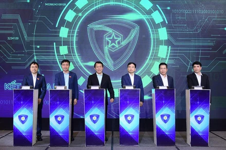 Đại tướng Lương Tam Quang cùng các đại biểu chuẩn bị nhấn nút chính thức ra mắt An ninh mạng Việt Nam. (Ảnh: Hiệp hội An ninh mạng quốc gia)