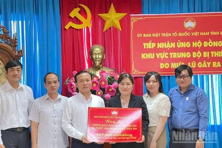 Các đơn vị ủng hộ đồng bào miền trung bị thiệt hại do mưa lũ gây ra.