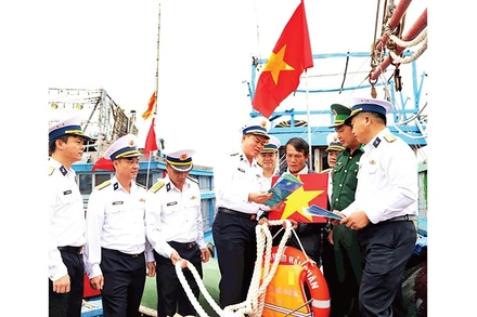 Chuẩn Đô đốc Nguyễn Đăng Tiến, Bí thư Đảng ủy, Chính ủy Vùng 3 Hải quân (người thứ tư từ trái qua) tuyên truyền biển đảo cho ngư dân.