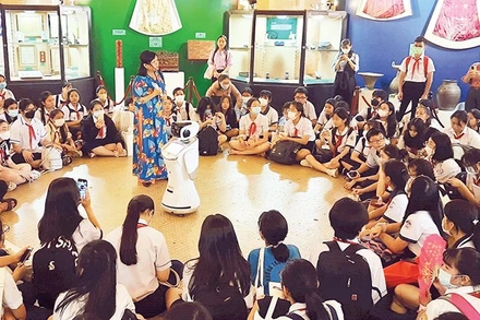 Học sinh tham quan Bảo tàng Lịch sử Thành phố Hồ Chí Minh. 