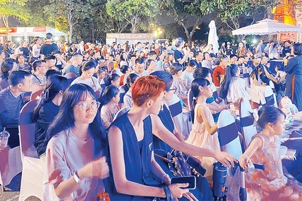 Không khí một buổi giao lưu về sách tại Hội sách Hà Nội 2025. 