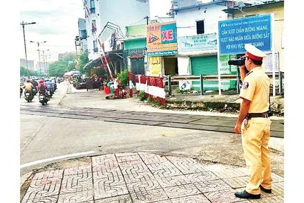 Cảnh sát giao thông dùng thiết bị ghi hình những trường hợp vi phạm trật tự giao thông. 