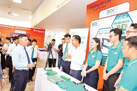 Lãnh đạo phường An Lạc tham quan các gian hàng ứng dụng giải pháp nền tảng số B2B Arobid.com.