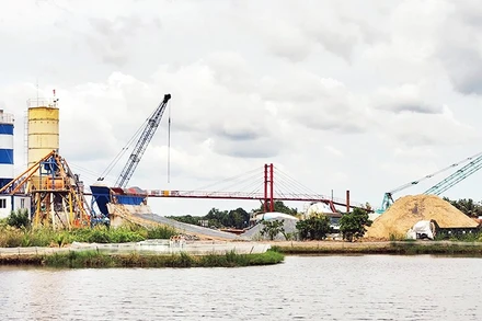 Công trường thi công cầu qua kênh xáng Chắc Băng, xã Vĩnh Phong, thuộc dự án đường Hồ Chí Minh. 