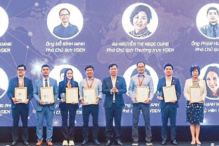 Ban lãnh đạo Mạng lưới chuyên gia dữ liệu toàn cầu ra mắt. (Ảnh DQT)