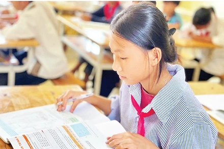 Học sinh vùng cao với quyển sách Mỹ thuật trong bộ Chân trời sáng tạo. 