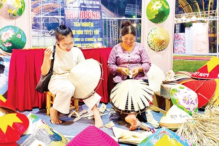 Khu vực làm nón lá truyền thống đem đến trải nghiệm thú vị cho khách tham quan.