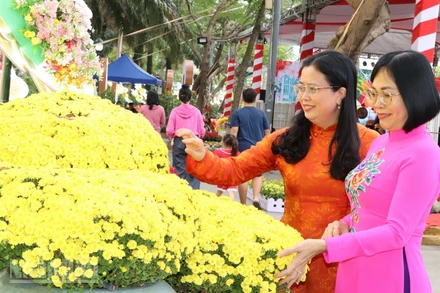 Phó Chủ tịch Ủy ban nhân dân tỉnh Đồng Nai Nguyễn Thị Hoàng và Giám đốc Sở Văn hóa, Thể thao và Du lịch Đồng Nai Lê Thị Ngọc Loan tham quan đường hoa ven sông Đồng Nai.