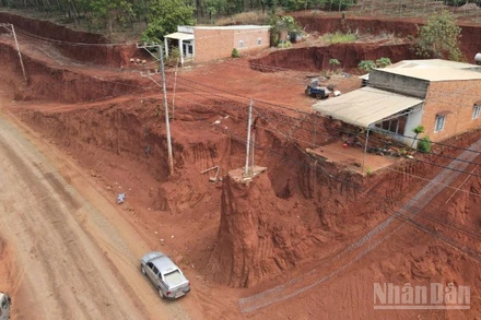 Việc hạ cốt nền trong quá trình thực hiện Dự án đầu tư mở rộng đường ĐT753, khiến 8 hộ dân bị ảnh hưởng. Đây là 8 hộ nằm trong phạm vi giải phóng mặt bằng để thực hiện dự án.