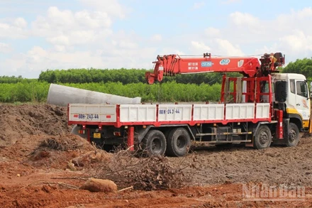 Công nhân đang thi công đường 25C đoạn nối trực tiếp vào đường T1 tới sân bay Long Thành.