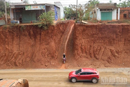 Hạ cốt nền làm đường khiến nhà chênh vênh bên mép vực sâu ở xã Tân Lợi, tỉnh Đồng Nai.