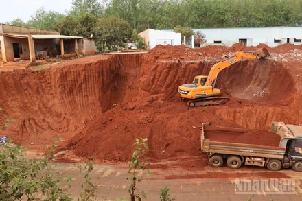 Các ngành chức năng tỉnh Đồng Nai đang lên phương án di dời 8 hộ dân nằm chênh vênh bên vực do quá trình thi công nâng cấp, mở rộng dự án đường ĐT 753.
