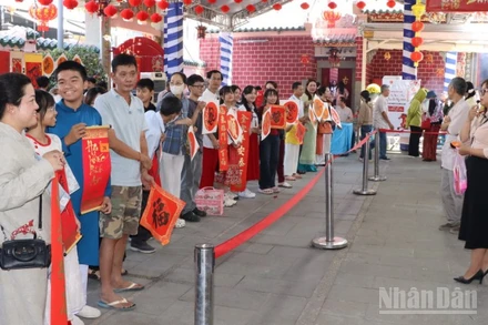 Người dân đến tham quan Di tích chùa Ông sáng 1/2.