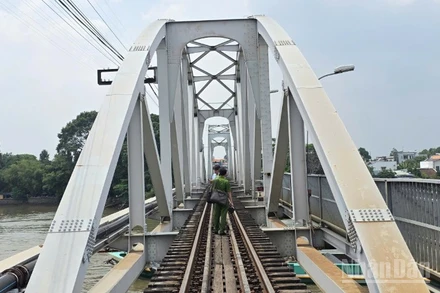 Lực lượng chức năng thực địa hiện trường cầu Ghềnh trên sông Đồng Nai.