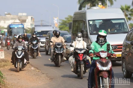 Dòng xe đông đúc trên Quốc lộ 1 qua địa bàn tỉnh Đồng Nai trong ngày 22/2.