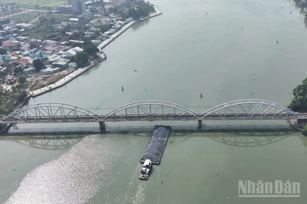 [Ảnh] Khẩn trương khắc phục hậu quả sà lan đâm cầu Ghềnh
