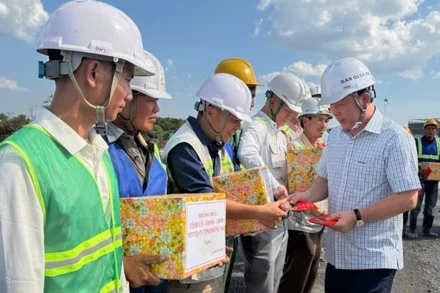 Phó Bí thư Tỉnh ủy, Chủ tịch Ủy ban nhân dân tỉnh Đồng Nai Nguyễn Văn Út tặng quà động viên người lao động làm việc dự án thành phần 1 dự án đường cao tốc Biên Hòa-Vũng Tàu.