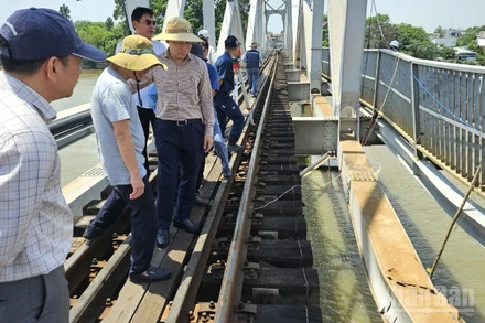 Ông Nguyễn Quốc Vượng, Phó Tổng Giám đốc Tổng Công ty đường sắt Việt Nam (thứ ba từ trái qua) chỉ đạo công tác khắc phục sự cố tại hiện trường 8/3.