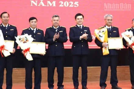 Lãnh đạo Cục Thuế và Thuế tỉnh Đồng Nai khen thưởng cho các đơn vị có thành tích xuất sắc trong thực hiện kế hoạch 60 ngày cao điểm chuyển đổi mô hình từ thuế khoán sang kê khai đối với hộ kinh doanh.