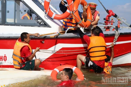 [Video] Cứu hộ 12 vận động viên lật thuyền trên sông Đồng Nai