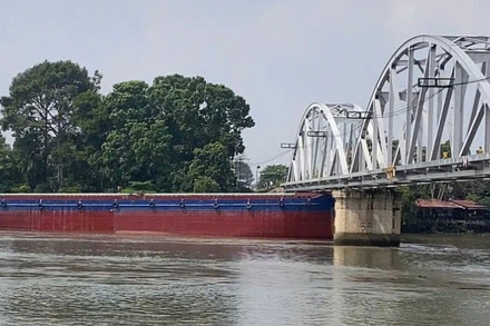 Tàu hàng va vào cầu Ghềnh trên sông Đồng Nai.
