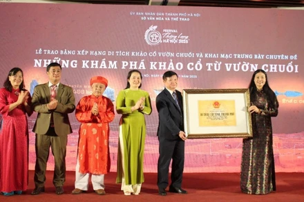 Giám đốc Sở Văn hóa và Thể thao Hà Nội Bạch Liên Hương trao Bằng công nhận Di tích lịch sử Văn hoá cấp thành phố cho đại diện chính quyền, nhân dân xã Hoài Đức.